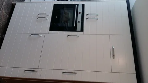 Modern beyaz mutfak dolabı